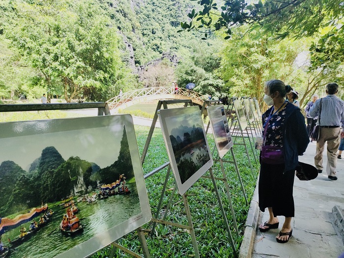 Du khách tham quan triển lãm ảnh nghệ thuật với chủ đề “Mùa vàng Tam Cốc -Tràng An”, với các ảnh đẹp về danh lam thắng cảnh của tỉnh Ninh Bình, đặc biệt là ảnh đẹp về Tam Cốc, Tràng An. Ảnh. Hạ Tinh